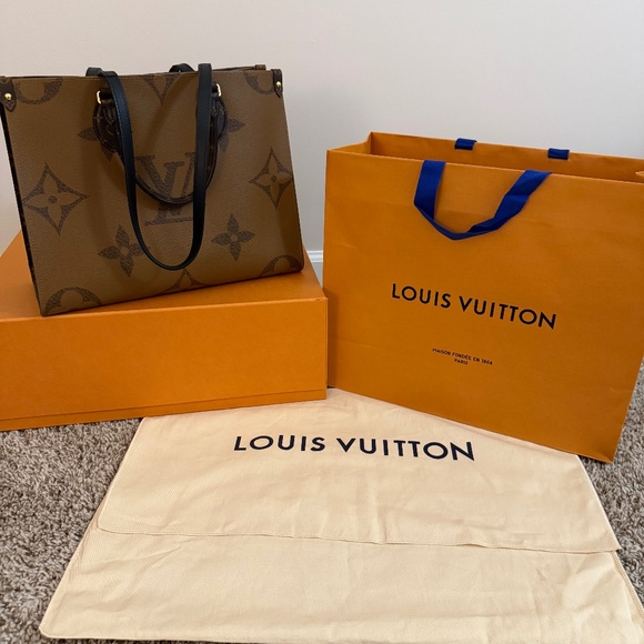 Reverse Monogram Giant Onthgo MM - Picture 1 of 5